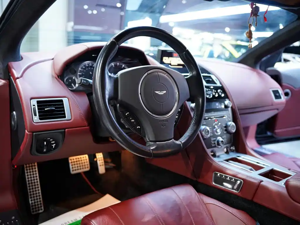 Фото 21 - Aston Martin DB9
