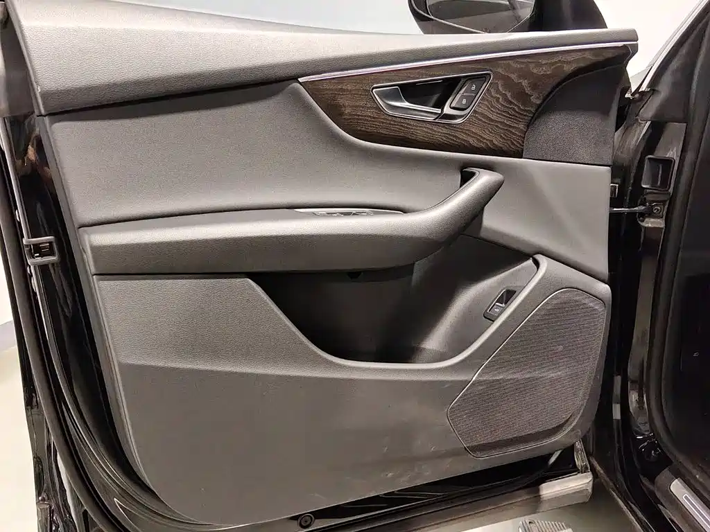 Фото 9 - Audi Q8