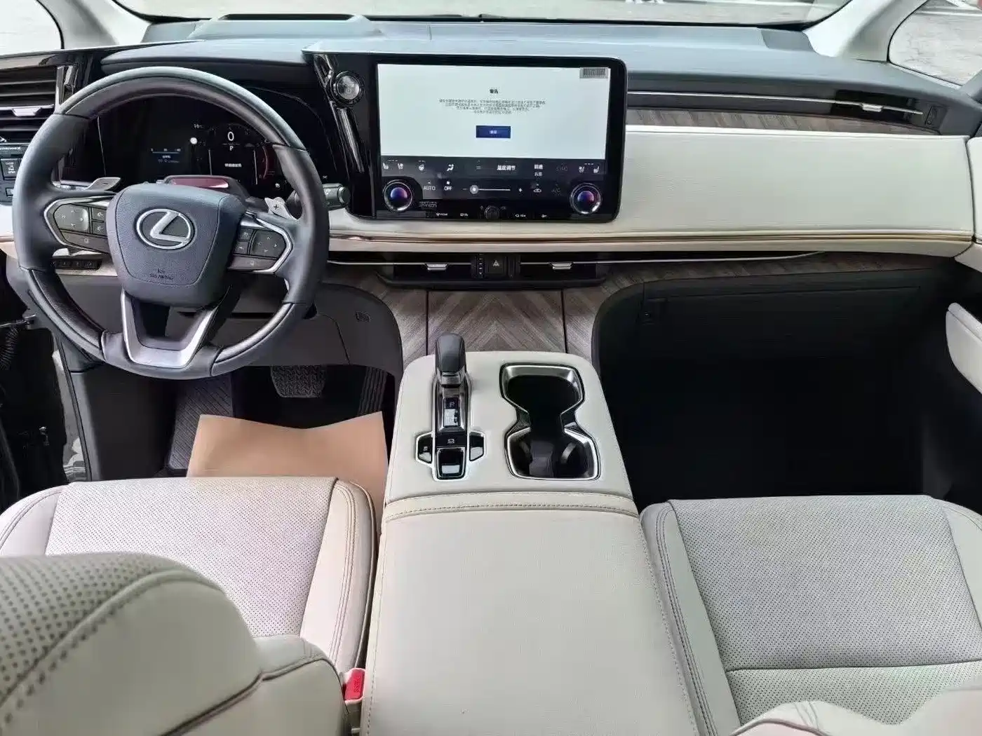 Lexus LM 2025 Model 500h Six-Seater Prestige Edition фото 5