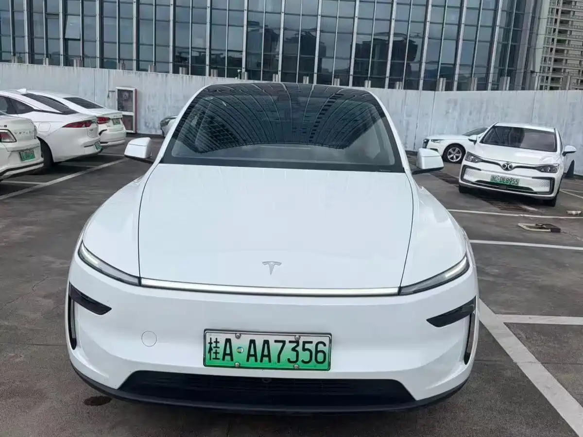 Tesla Model Y 2025