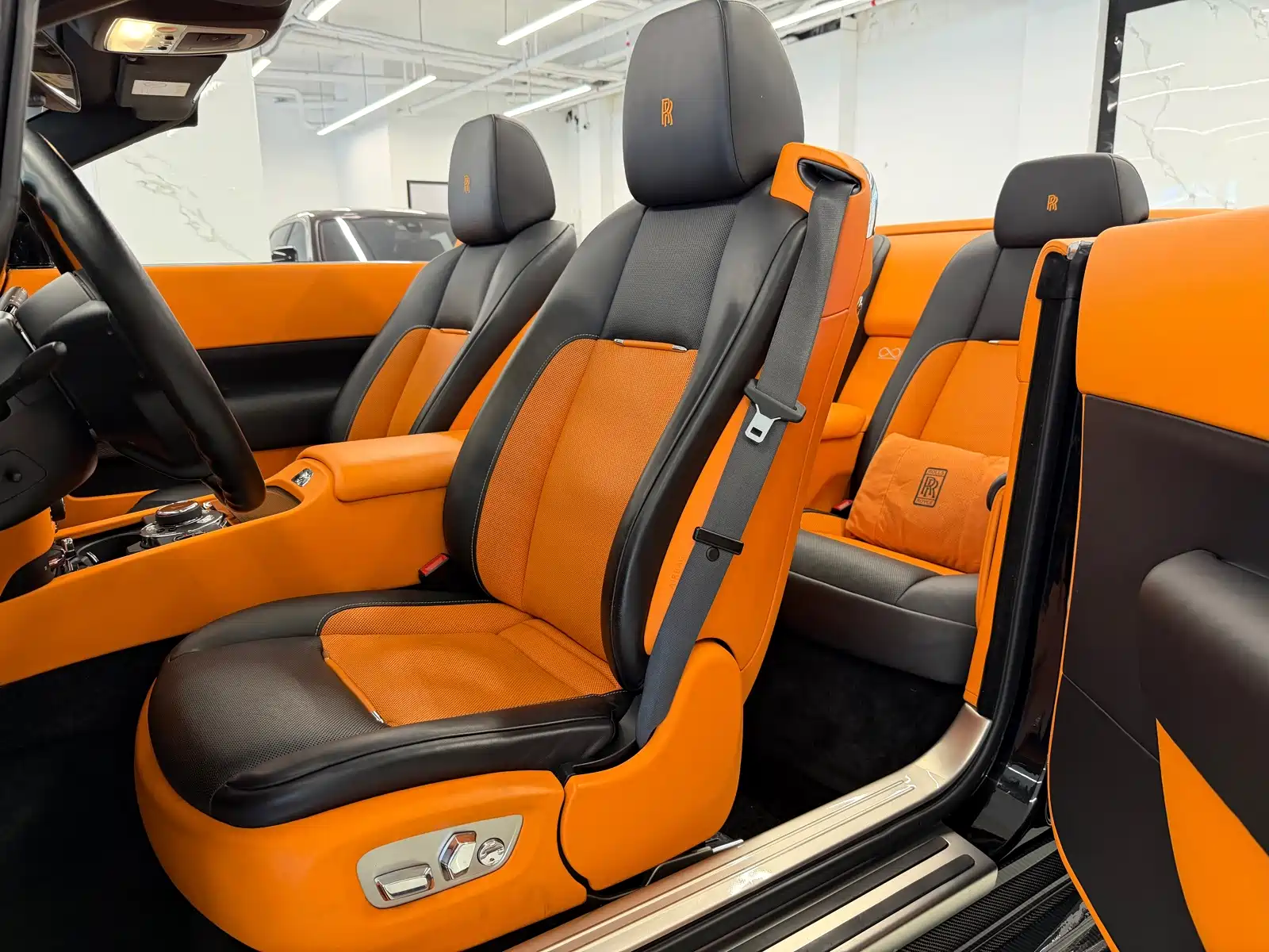 Photo 7 - Rolls-Royce Dawn
