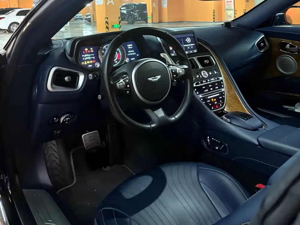 Фото 4 - Aston Martin DB11