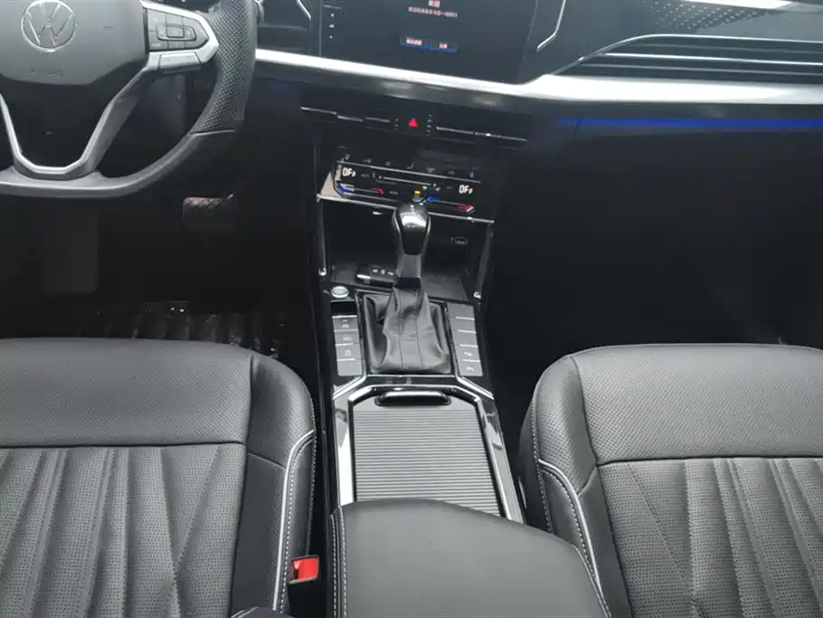 Volkswagen Passat 2022 330TSI Luxury Edition фото 16