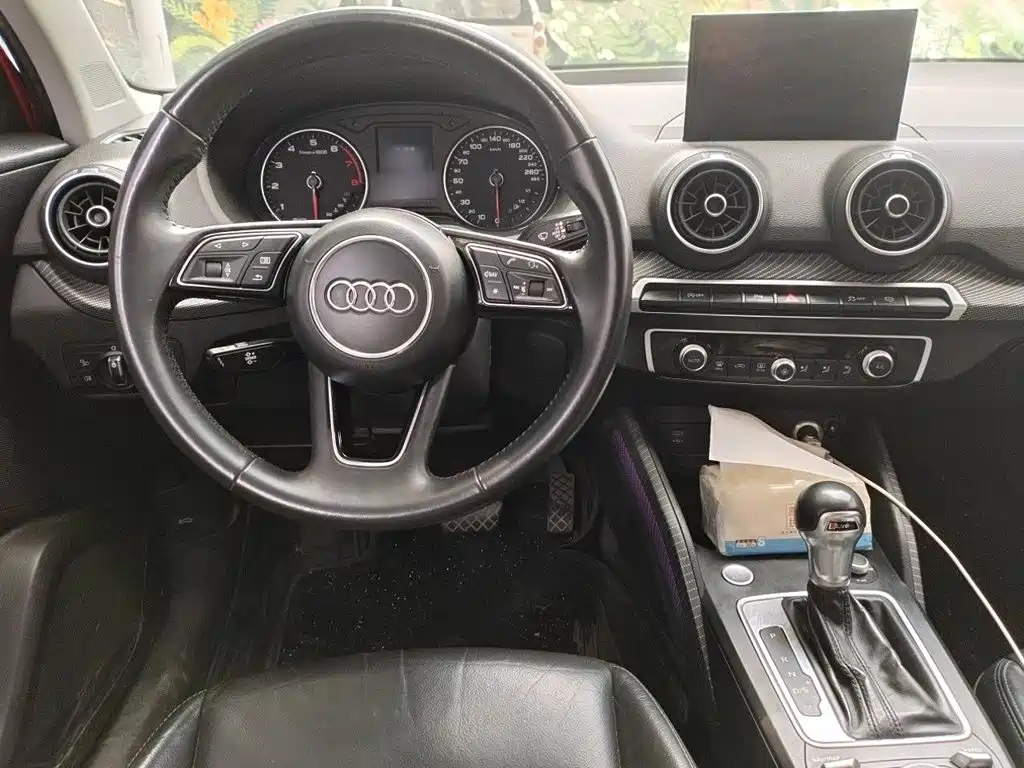 Photo 3 - Audi Q2L