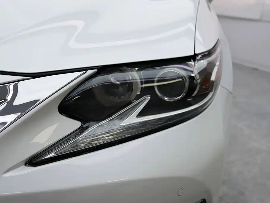 Фото 6 - Lexus ES