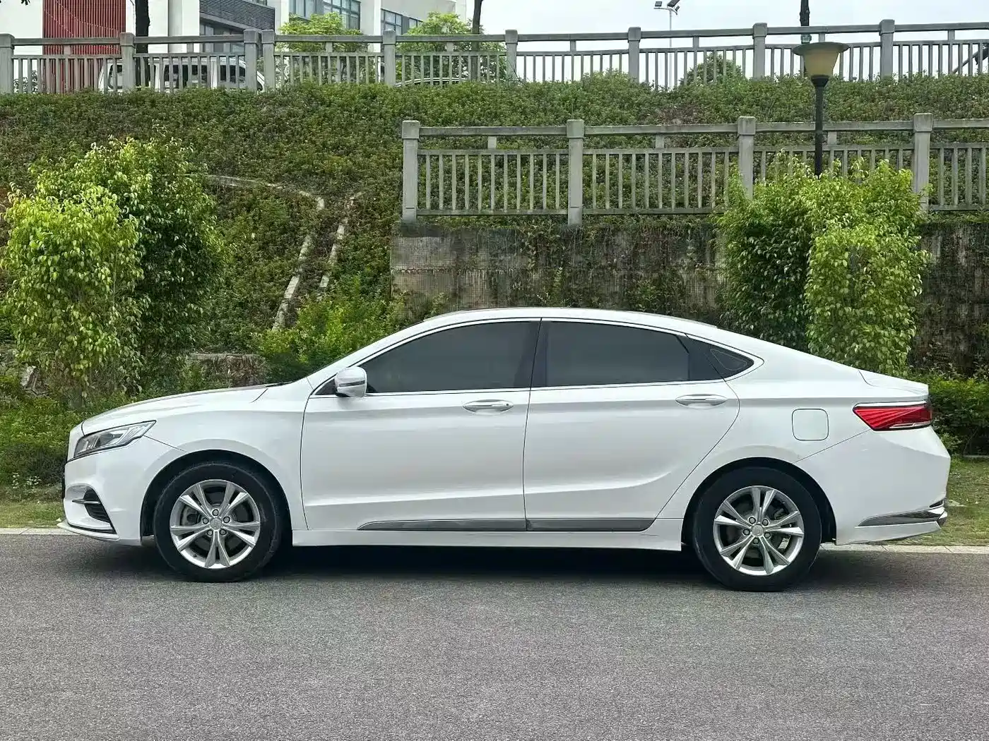 Фото 3 - Geely Borui