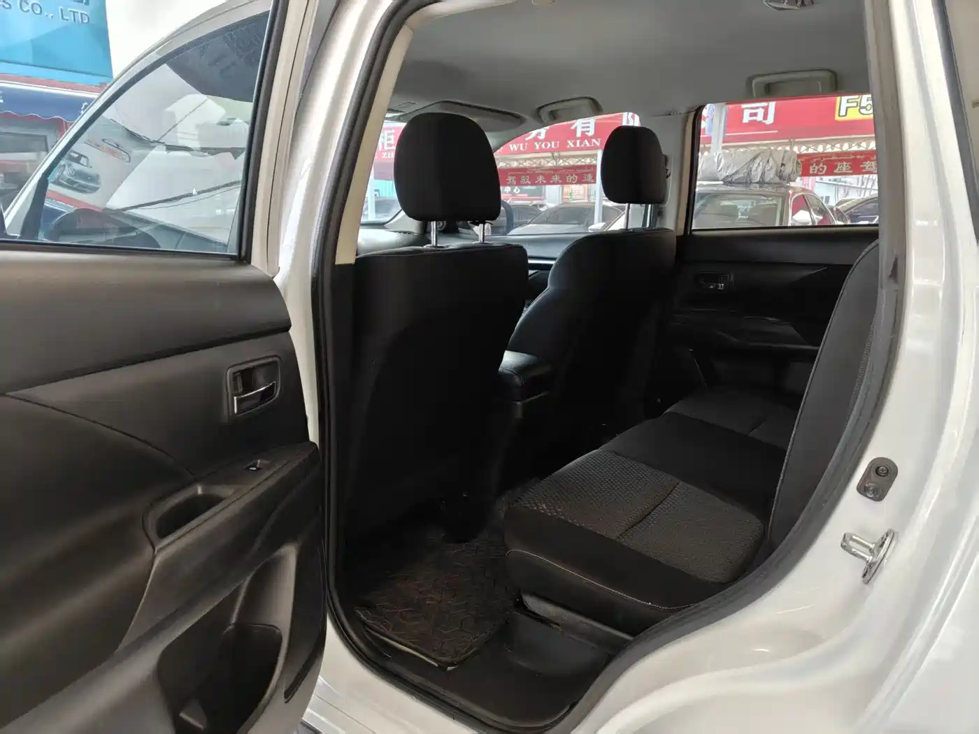 MITSUBISHI OUTLANDER