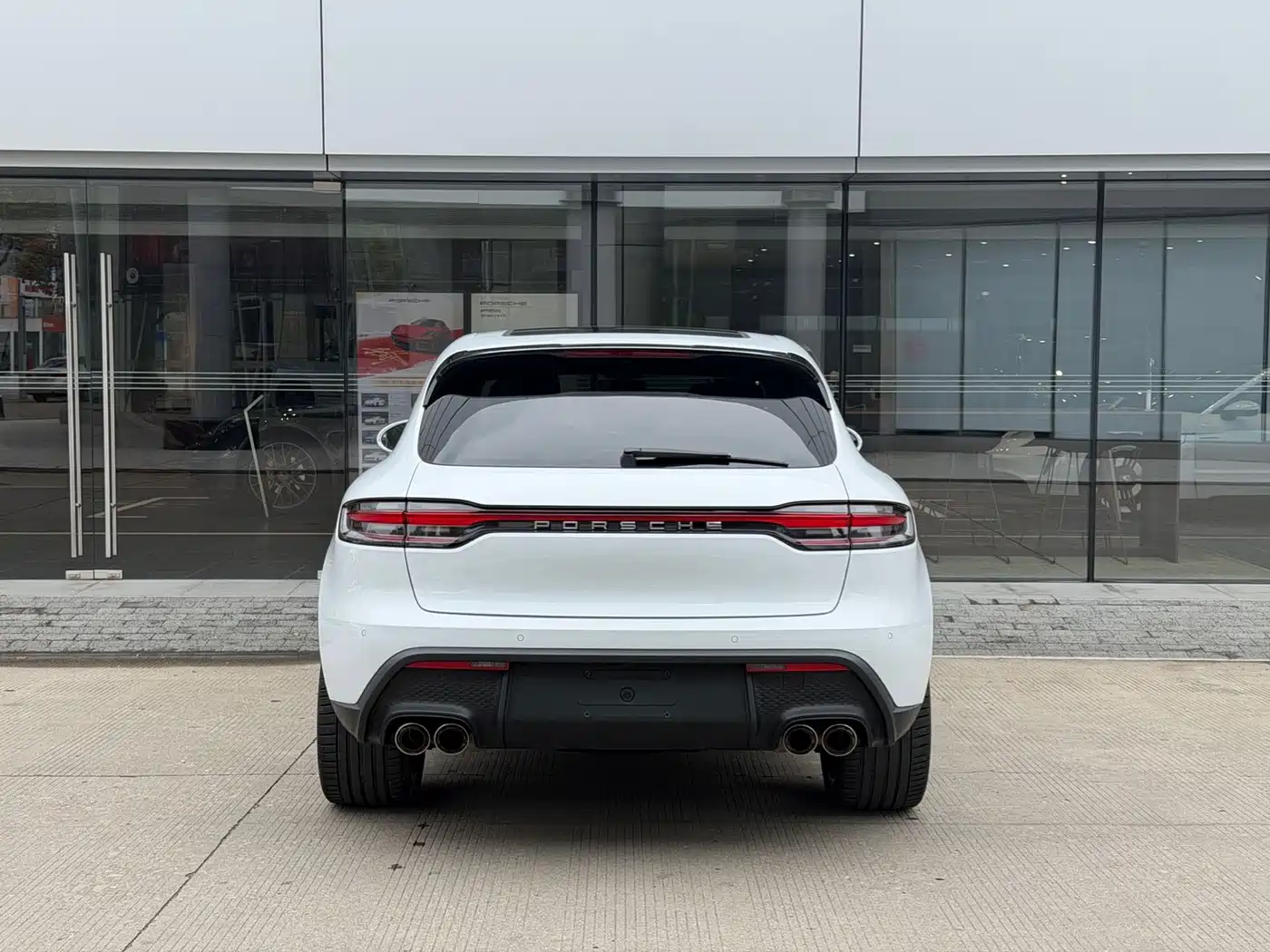 PORSCHE MACAN