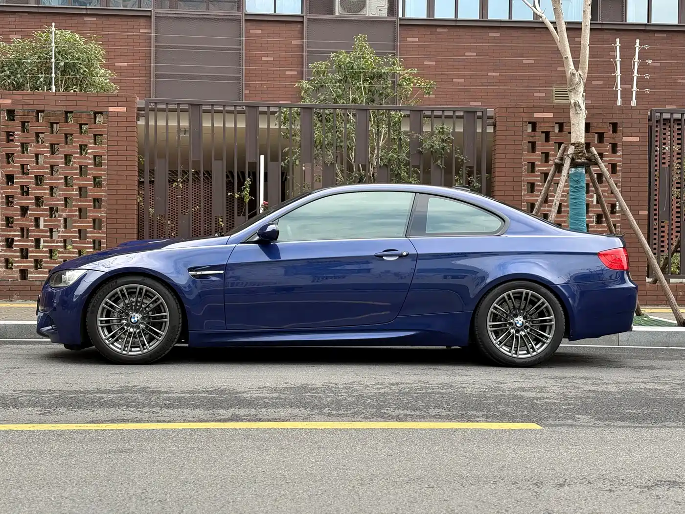 BMW M3 2011 M3 Coupe Carbon Fiber Roof Edition фото 3
