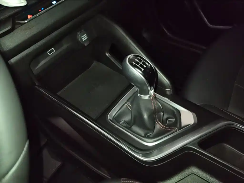 Фото 14 - Geely Vision X3