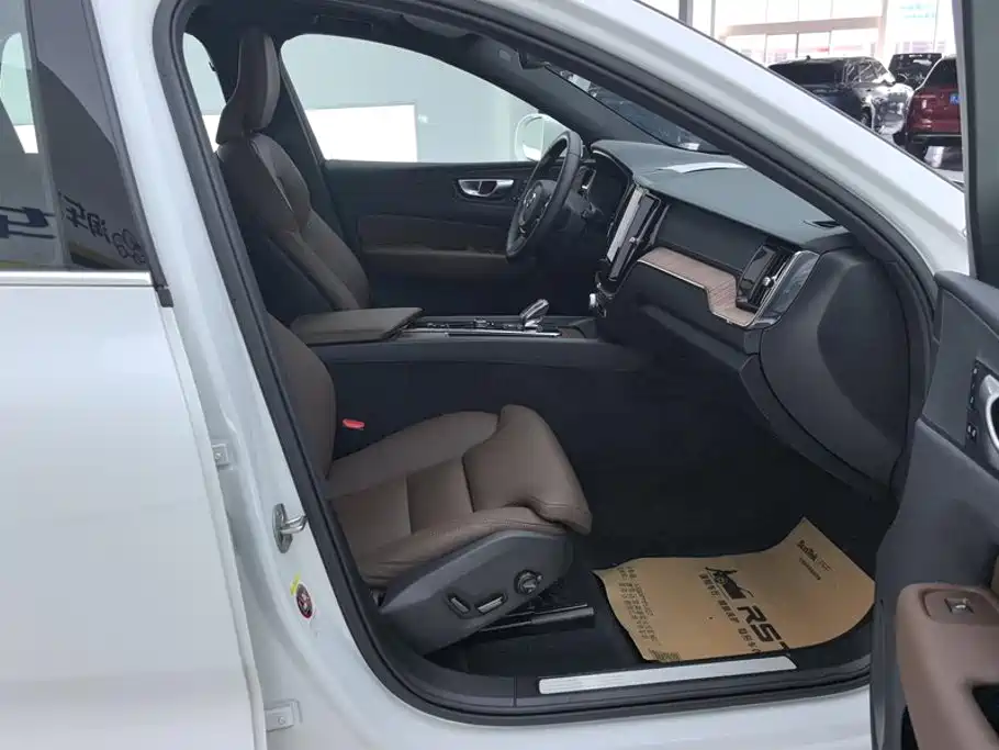 Volvo XC60 2025 2025 B5 AWD Smart Elite Luxury Edition