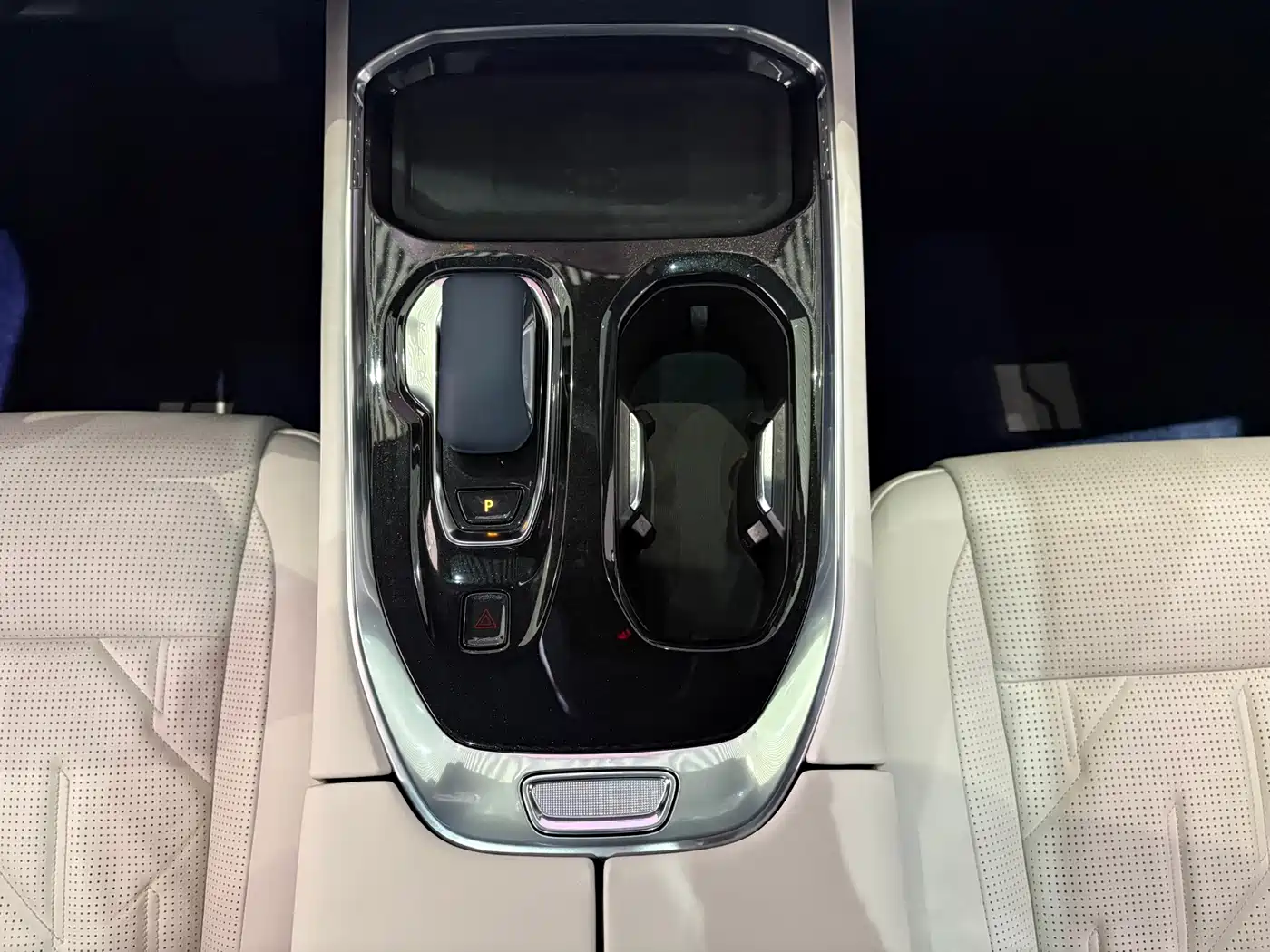 ZEEKR 009 2025 2024 6-seat Executive AWD 108kWh