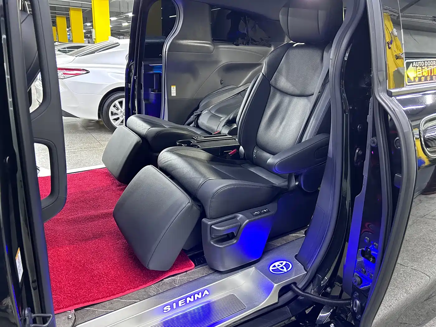 Toyota Sienna 2023 2.5L Hybrid Premium Edition фото 20