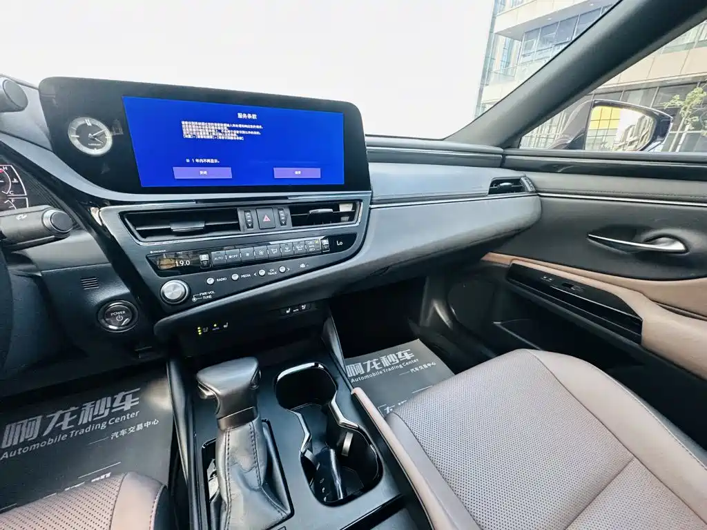 Фото 14 - Lexus ES
