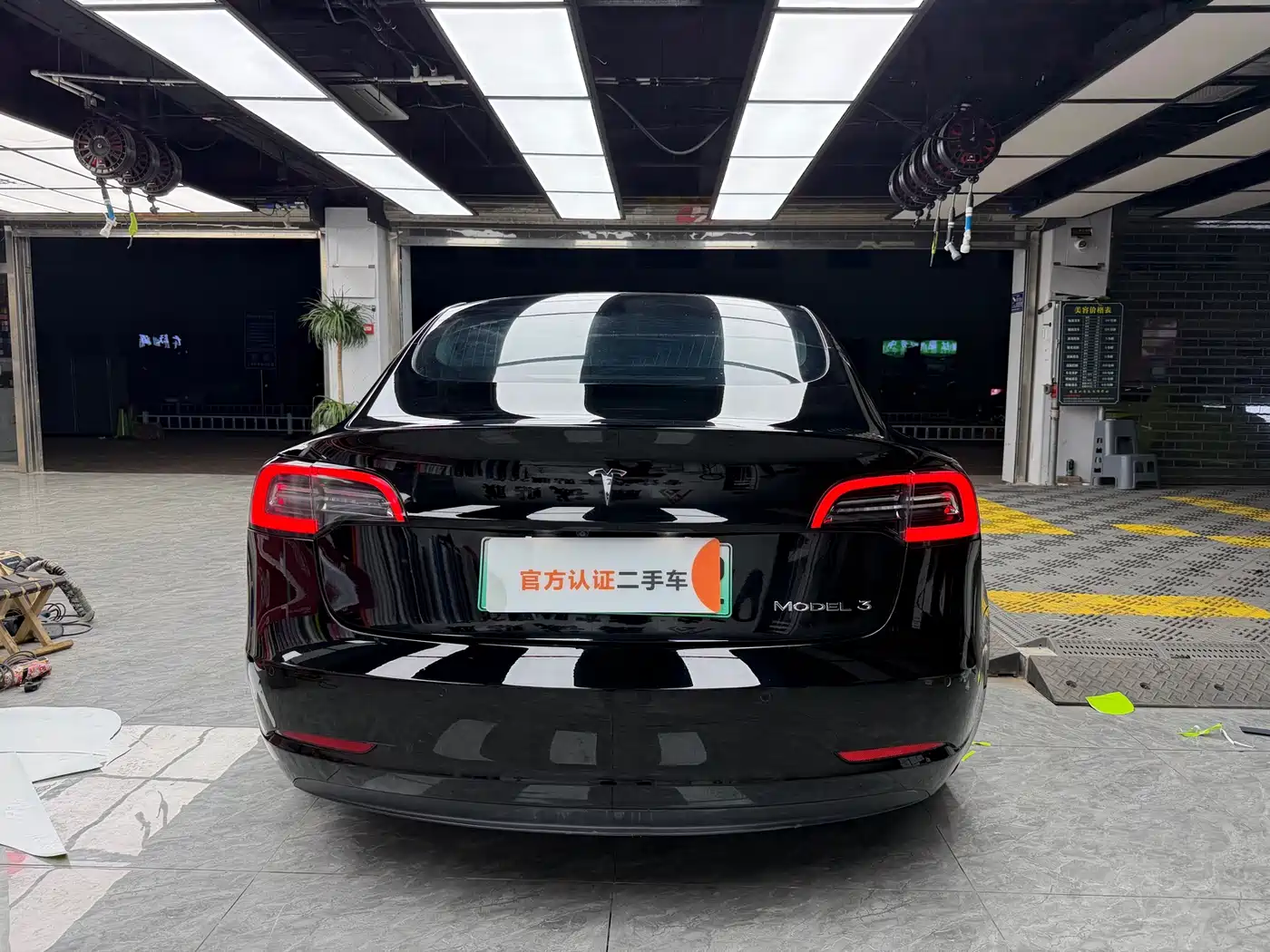 TESLA MODEL 3