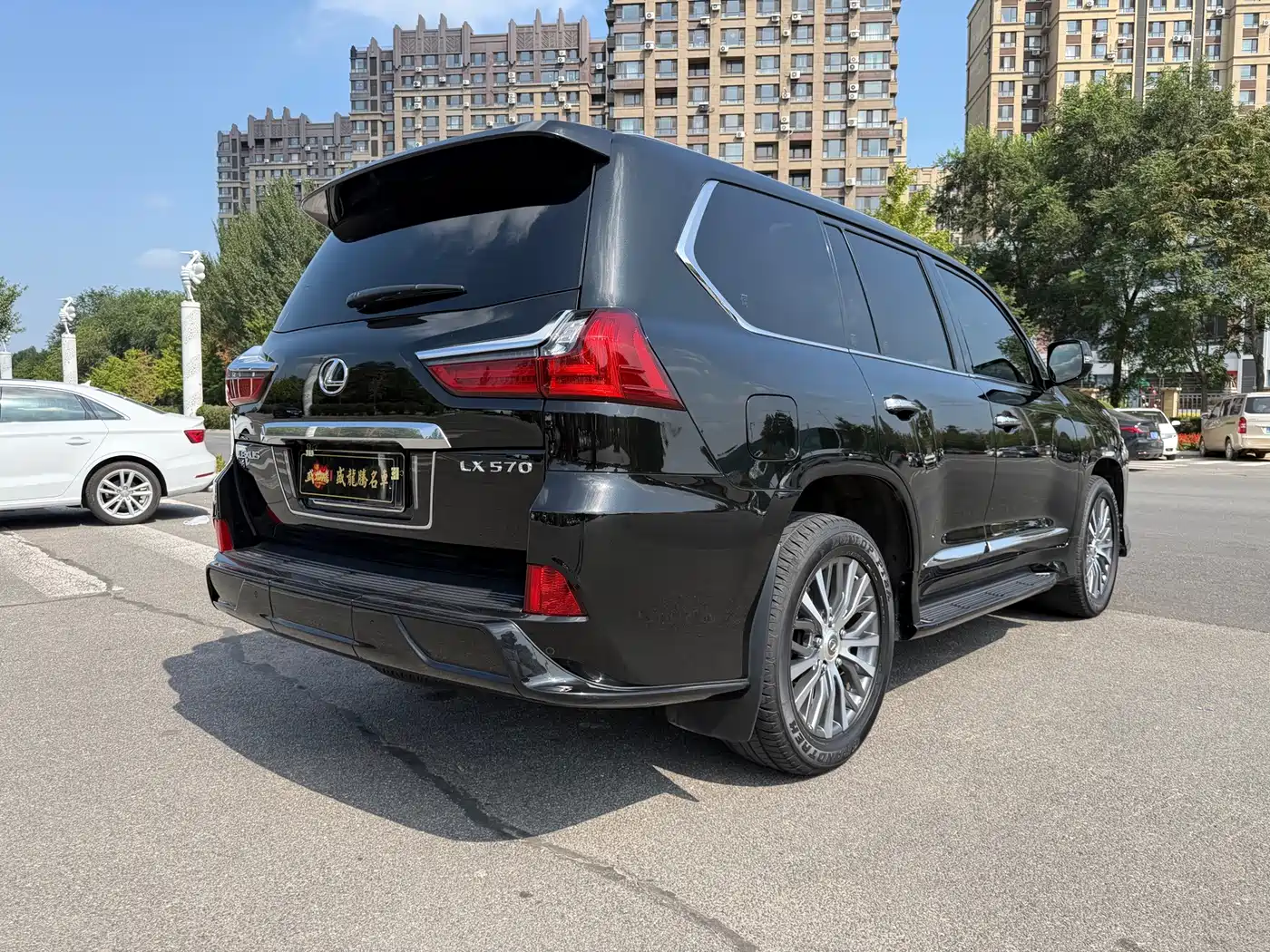 Фото 4 - Lexus LX