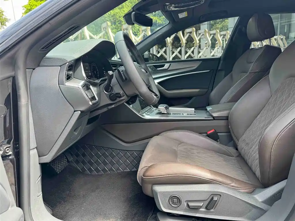 Фото 9 - Audi A7L