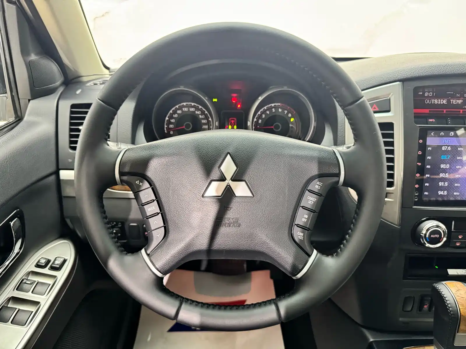 صورة 10 - Mitsubishi Pajero (Import)