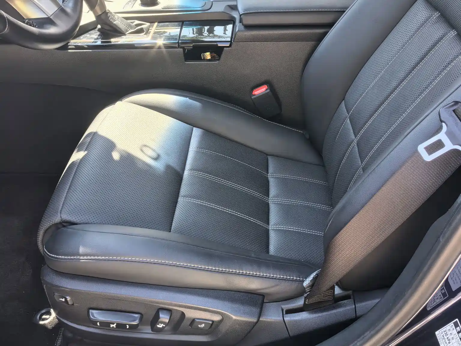 Photo 9 - Lexus ES