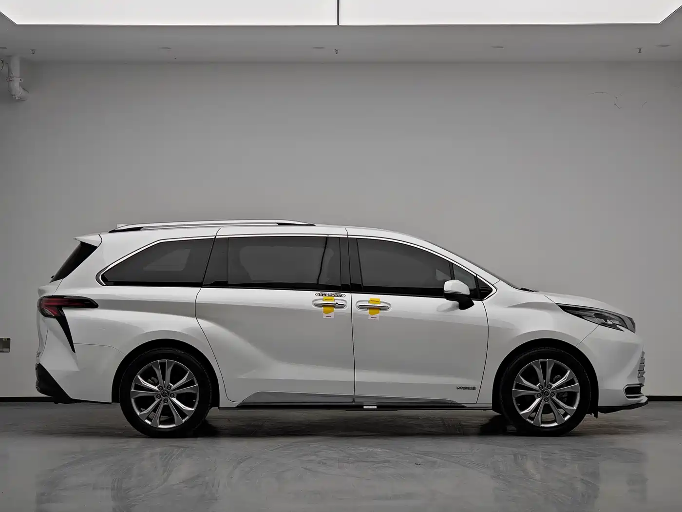 Toyota Sienna 2021 2.5L Hybrid Platinum Edition фото 8