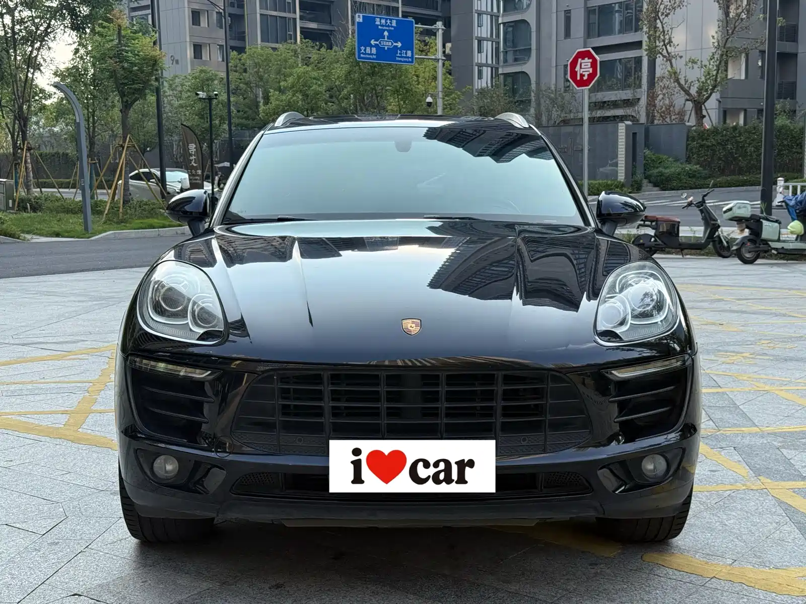 Photo 3 - Porsche Macan