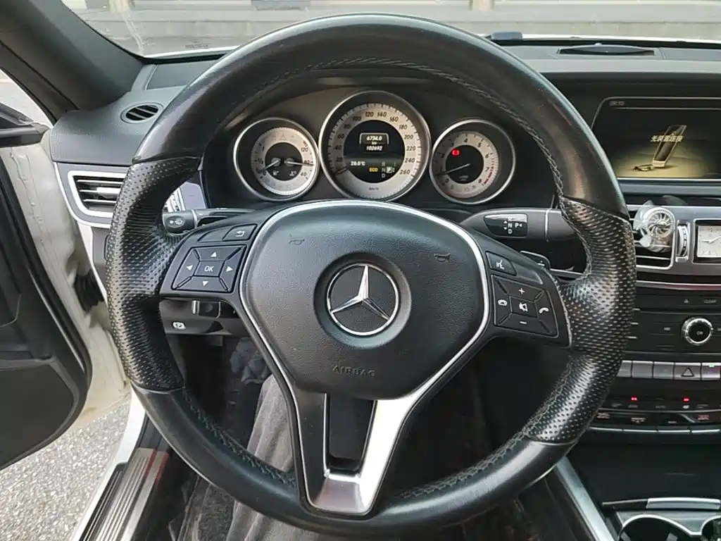 Фото 15 - Mercedes-Benz E-Class