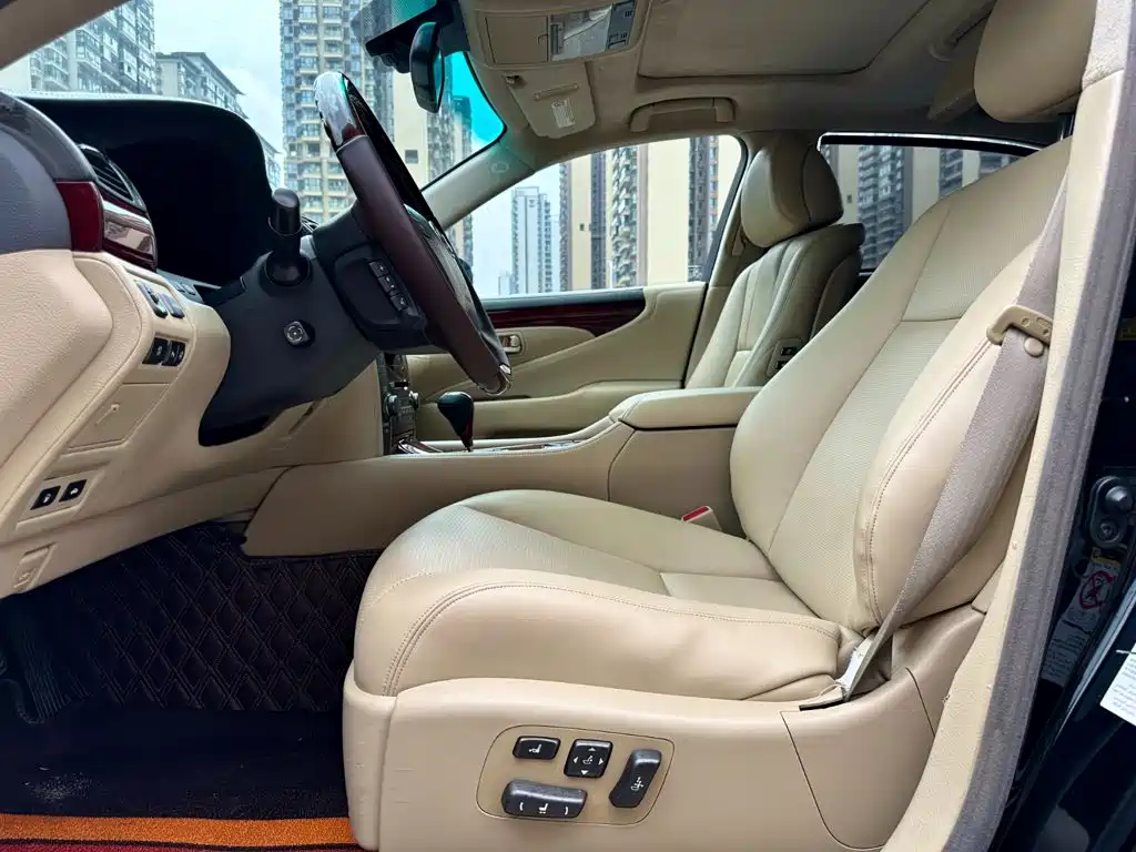 Фото 9 - Lexus LS