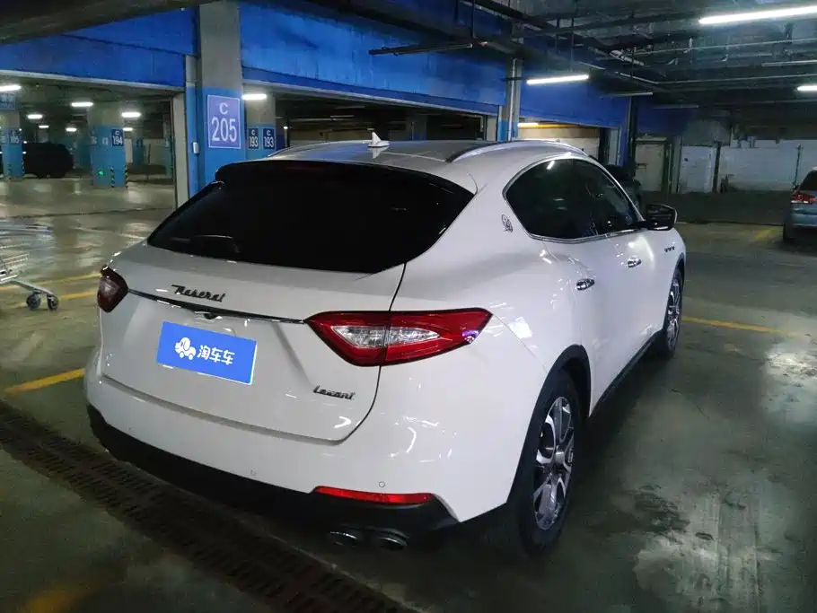 Photo 3 - Maserati Levante