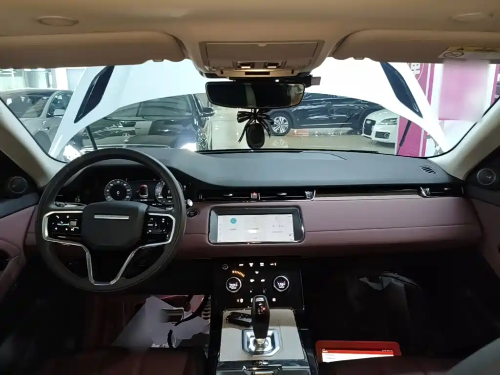 Photo 10 - Land Rover Range Rover Evoque New Energy
