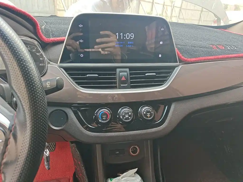 Baojun 310W 2018 2017 1.5L Manual Fashion Edition (China V)