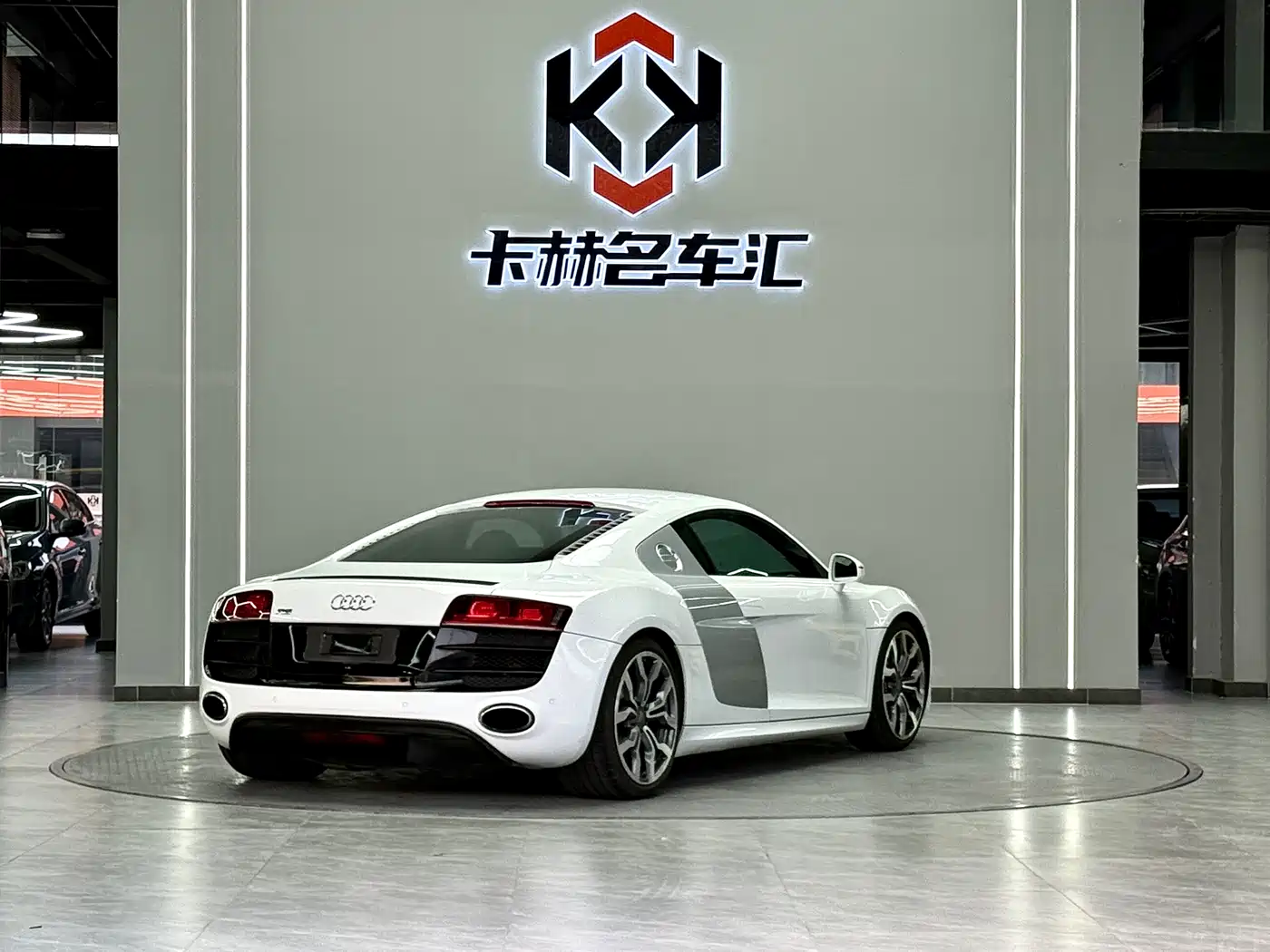 Audi R8 2010 5.2 FSI quattro фото 4