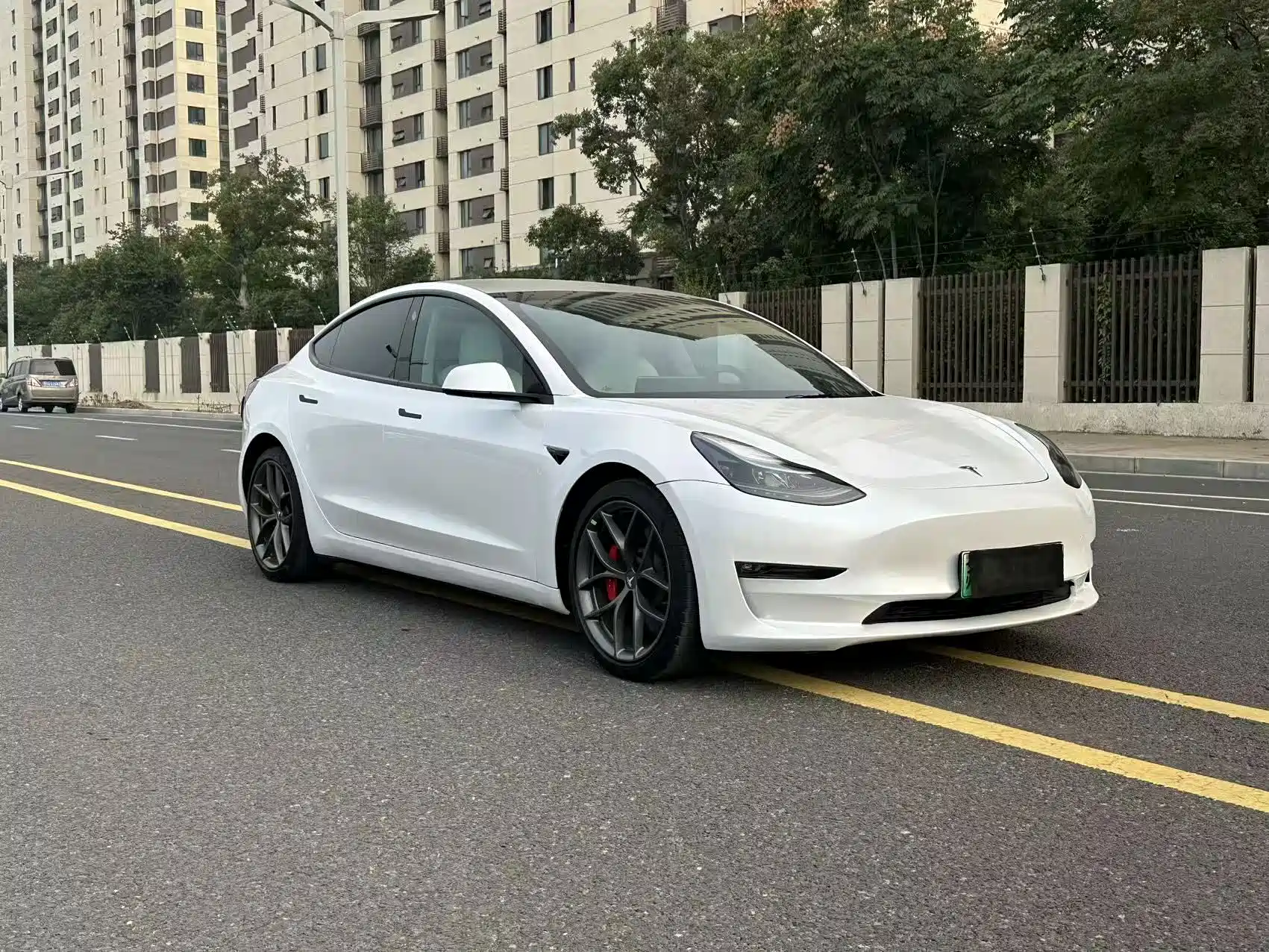Фото 1 - Tesla Model 3