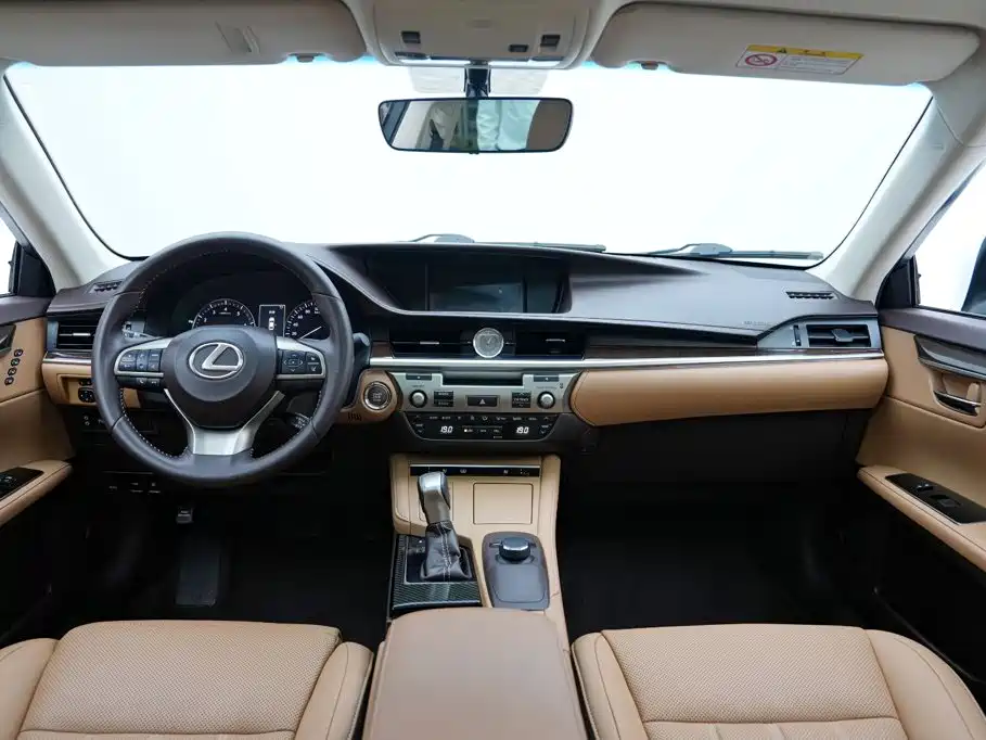 Фото 11 - Lexus ES