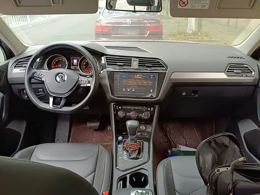 Photo 6 - Volkswagen Tiguan L