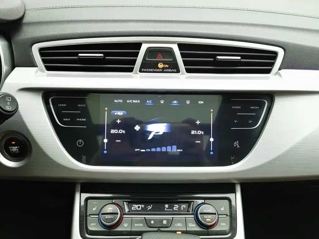 Photo 12 - Geely Atlas