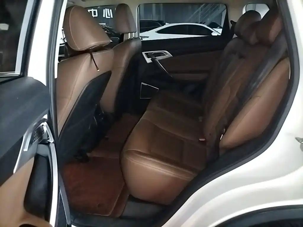 Фото 17 - Geely Atlas