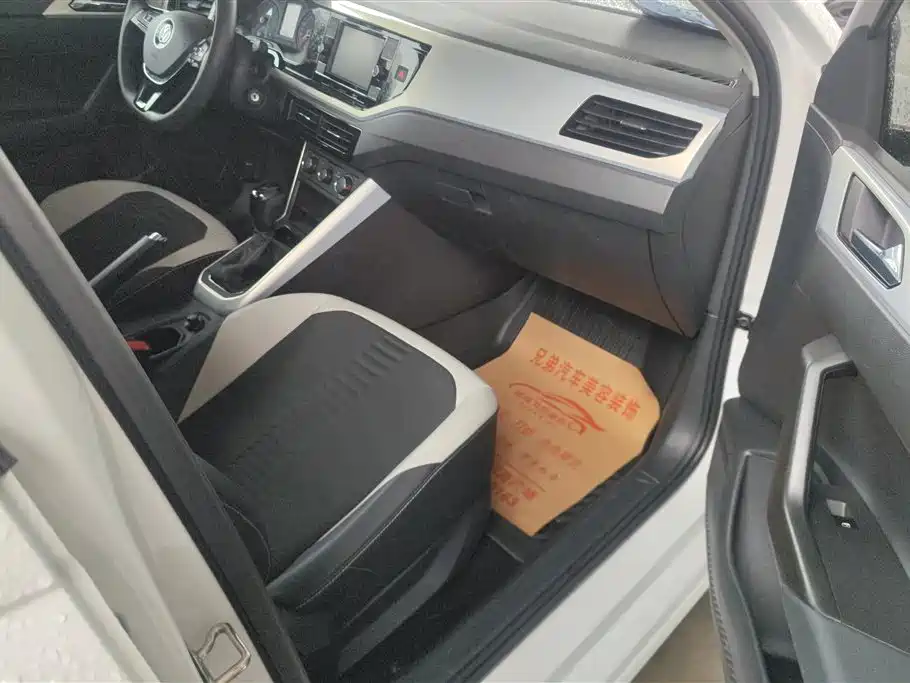 VOLKSWAGEN POLO