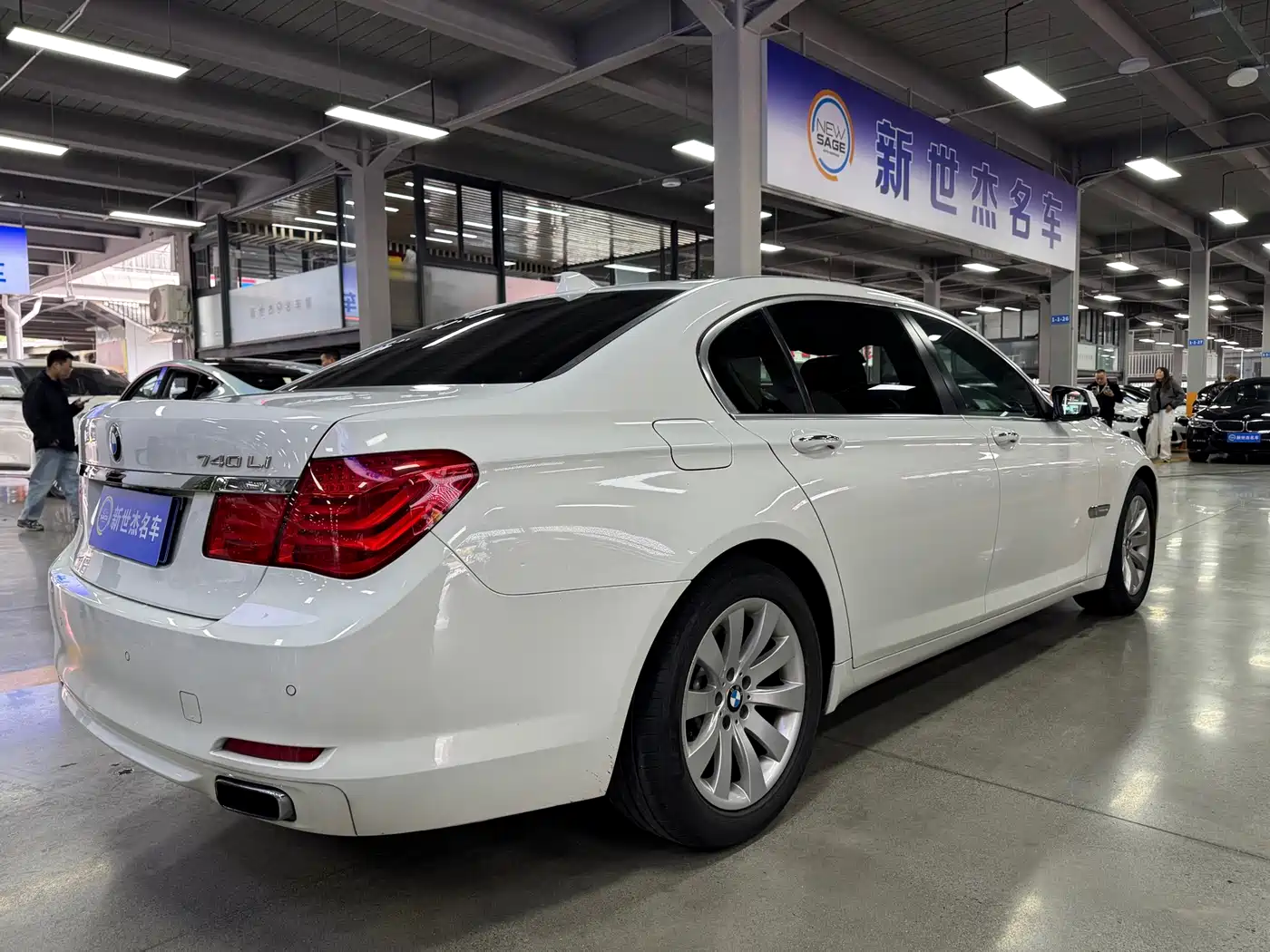 BMW 7 Series 2009 Model 740Li Leading Edition фото 14