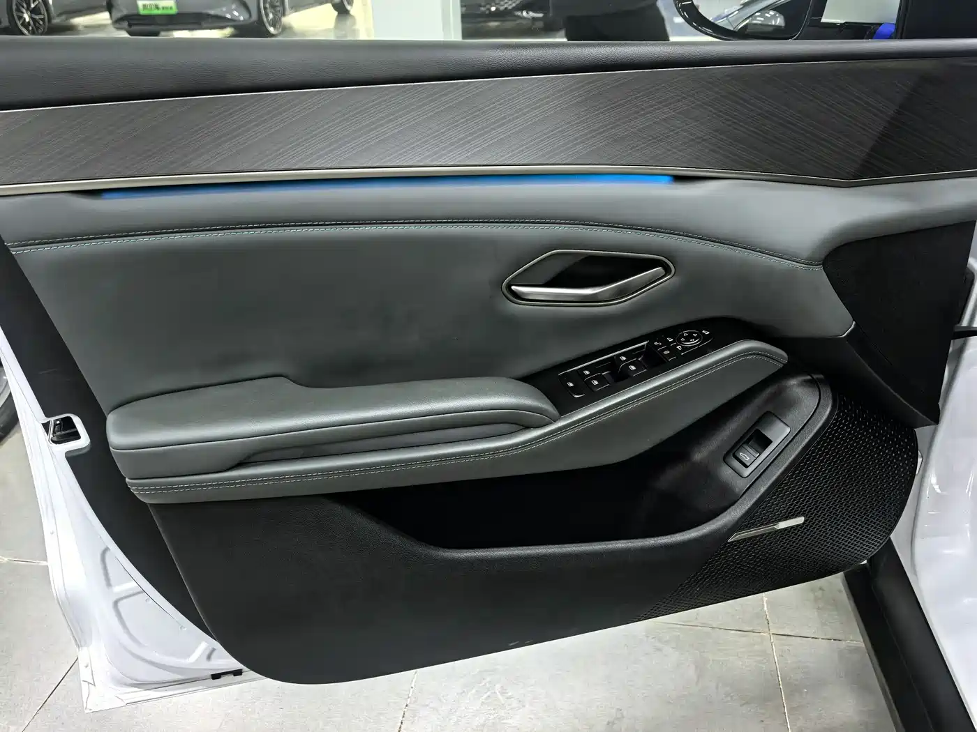 BYD Qin L 2024 DM-i 120KM Excellence Model фото 8