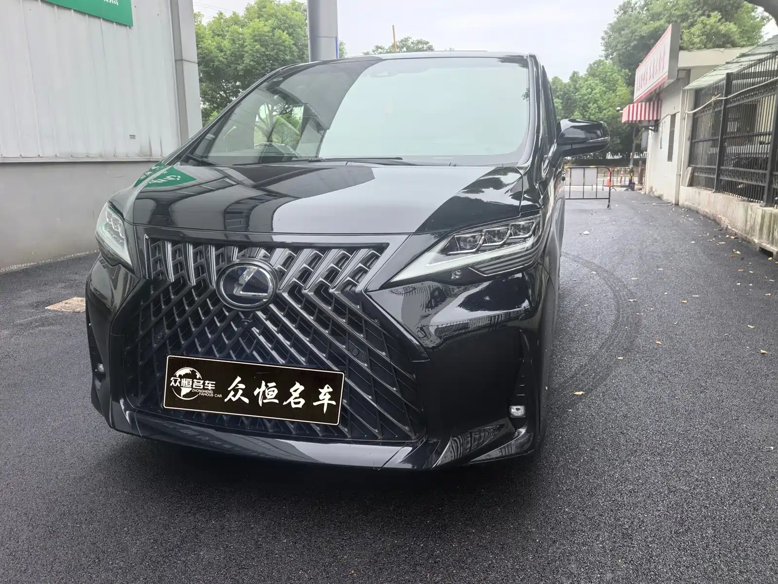 Фото 1 - Lexus LM