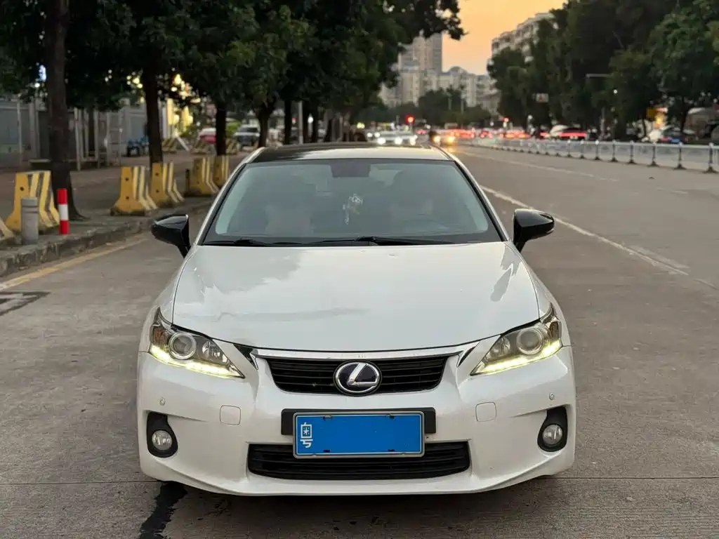 Фото 2 - Lexus CT