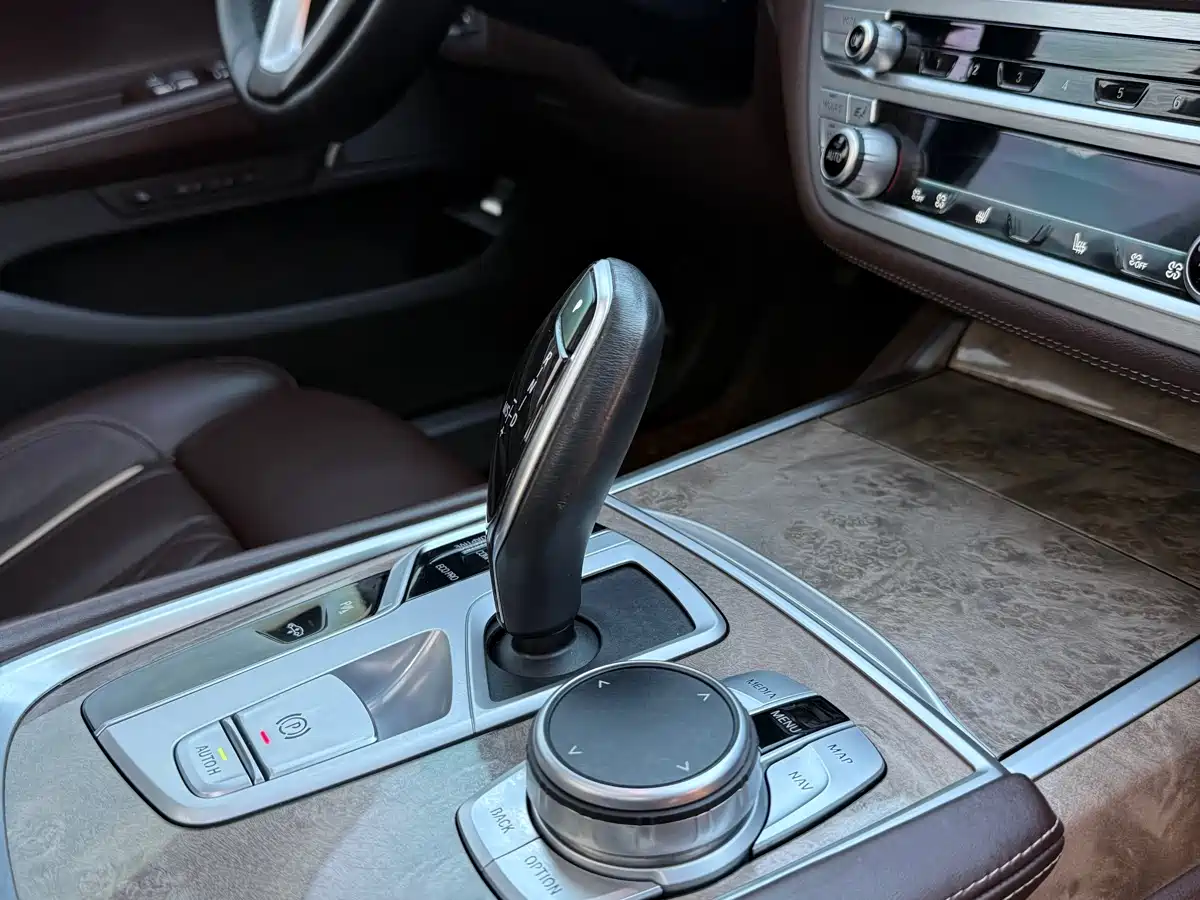 BMW 7 Series 2021 Model 740Li Leading Luxury Package фото 18
