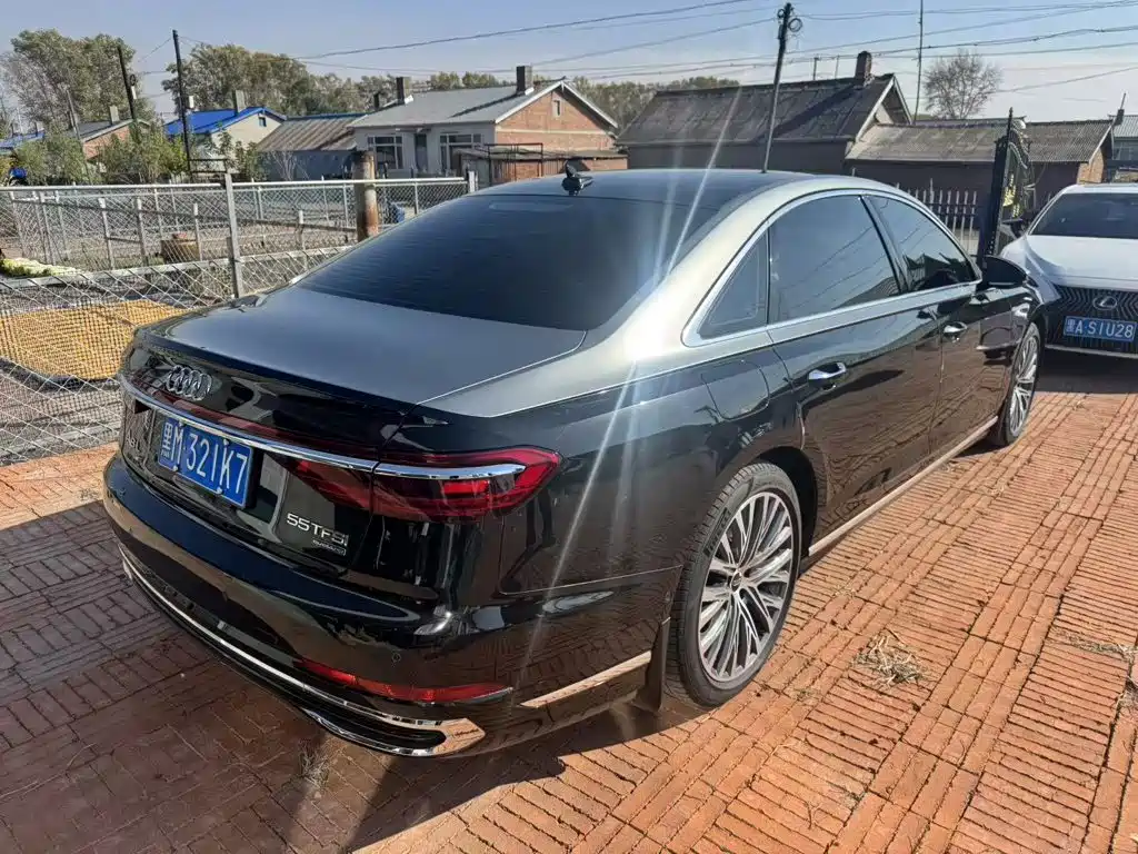 Фото 10 - Audi A8