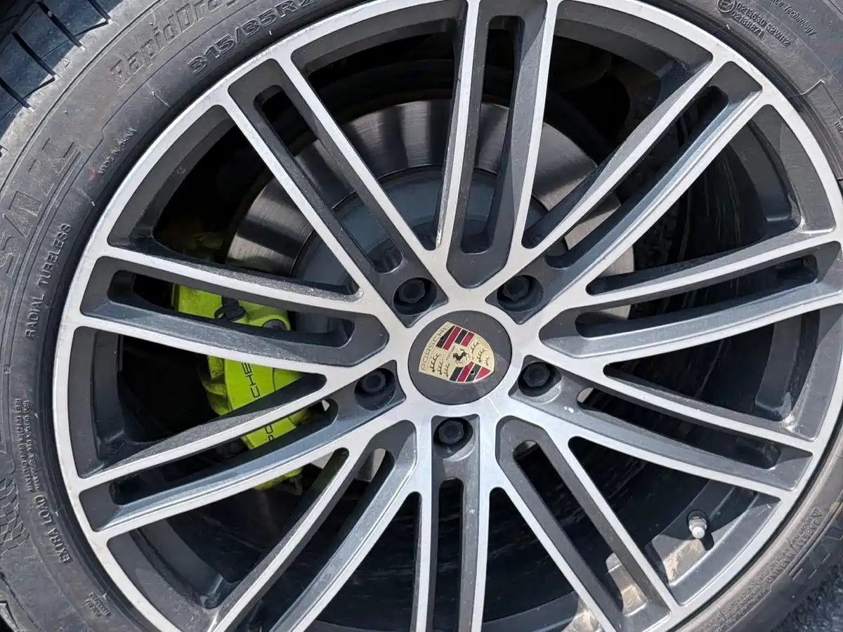 Photo 4 - Porsche Cayenne New Energy