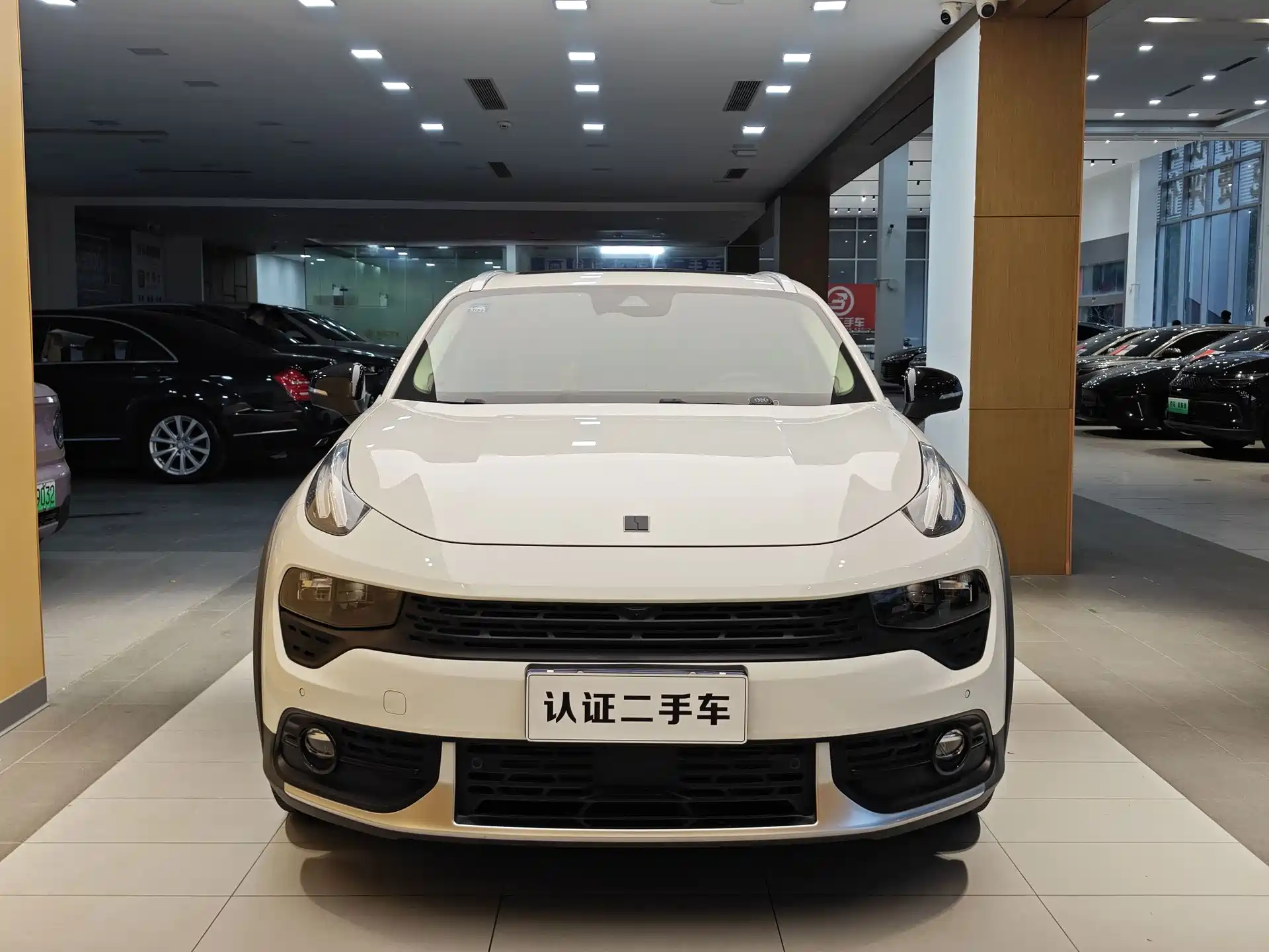 Фото 3 - Lynk & Co 02