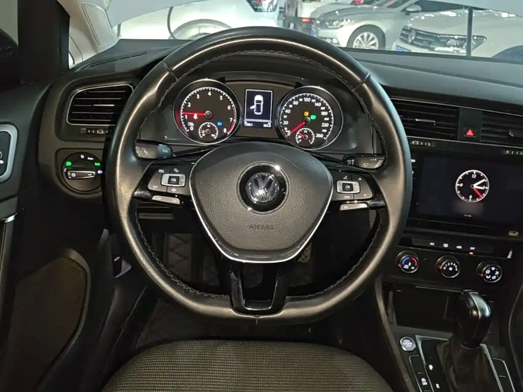 Фото 11 - Volkswagen Golf