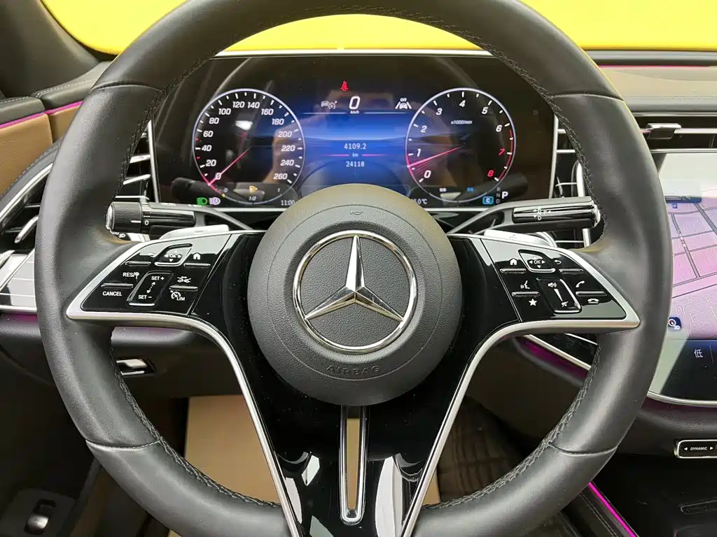 Фото 15 - Mercedes-Benz E-Class