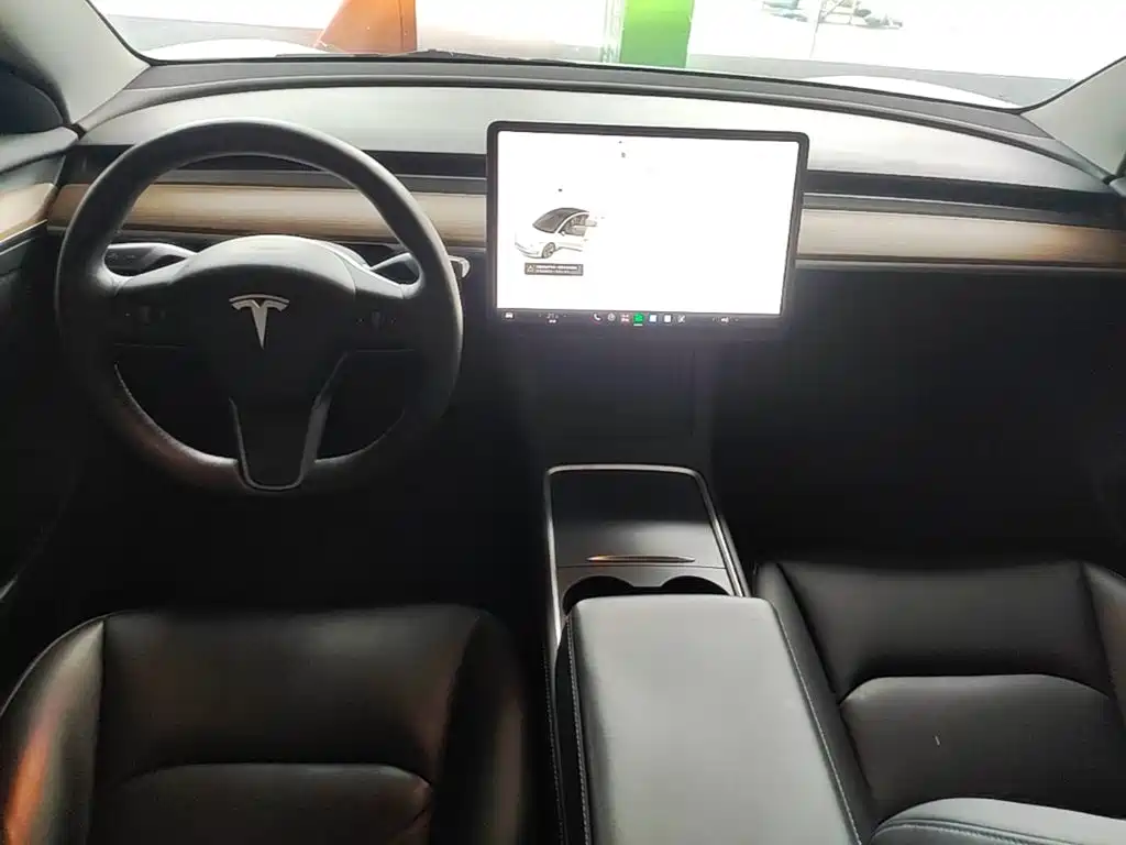 Фото 10 - Tesla Model 3