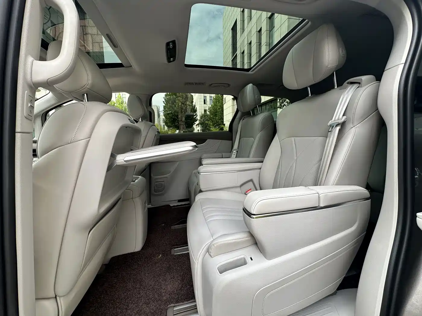 Roewe iMAX8 EV 2024 2025 1.5T DMH Land Luxury Edition