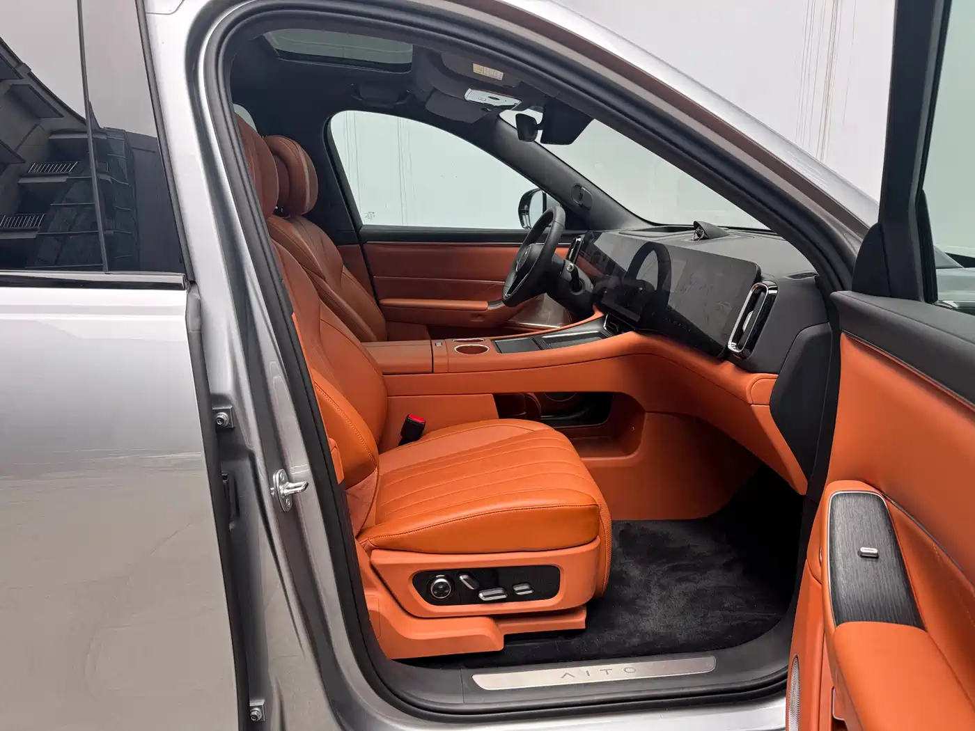 AITO Wenjie AITO M8 2025 Model Extended Range Ultra Edition 53.4kWh 5-Seater фото 8